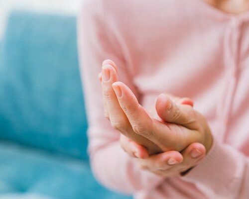 手首が痛む女性