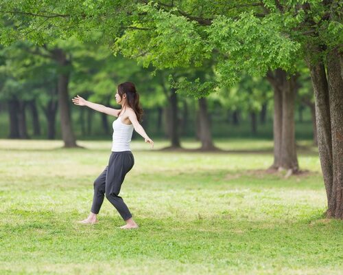 太極拳をする女性