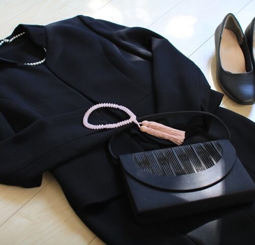 喪服のストッキングに数珠まで…不慣れな私がやってしまった葬式での失敗とは【体験談】