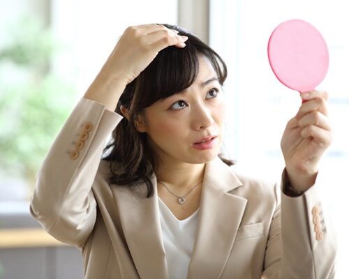 白髪に薄毛…加齢による髪のこと、オンナだから深刻に悩むんです【体験談】