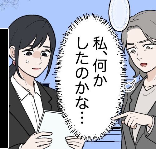 入社したての女性とその先輩が張りつめた空気の中で書類を見つめる様子