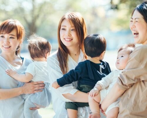 公園で遊ぶママ友と子供