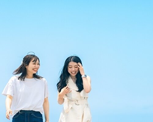 笑顔の2人の女性